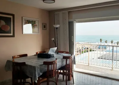 Mesa de comedor junto al balcón
