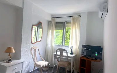 Habitación individual luminosa con escritorio en Calle Poeta Mas y Ros, Valencia – foto 1