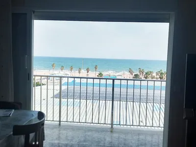 Salón luminoso con balcón y vistas al mar