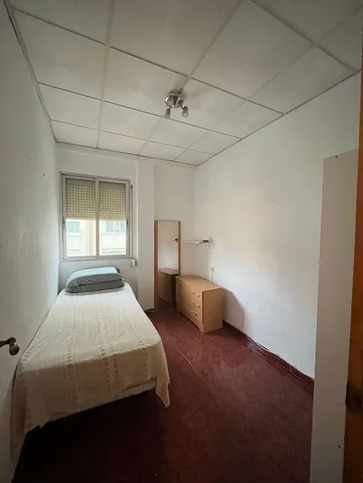 Habitación individual con una familia valenciana en Calle Antonio Ponz, Valencia – foto 1