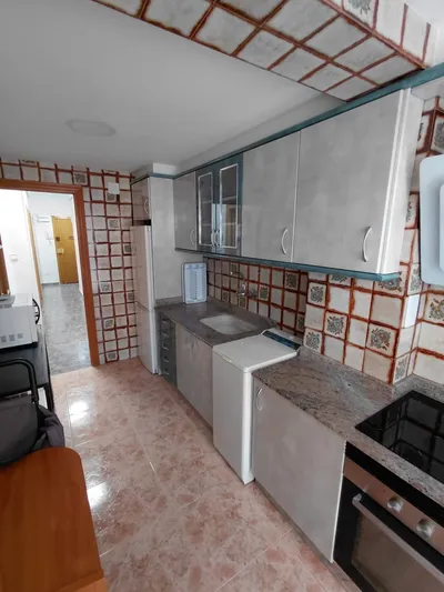 Cocina con horno y frigorífico