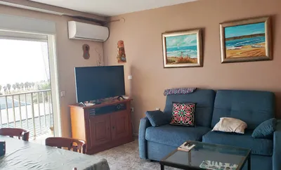 Salón con sofá y televisión