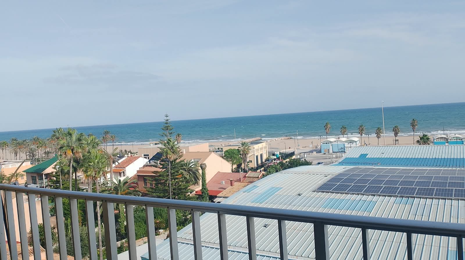 Vistas al mar sobre la playa de la Malva-rosa desde el balcón