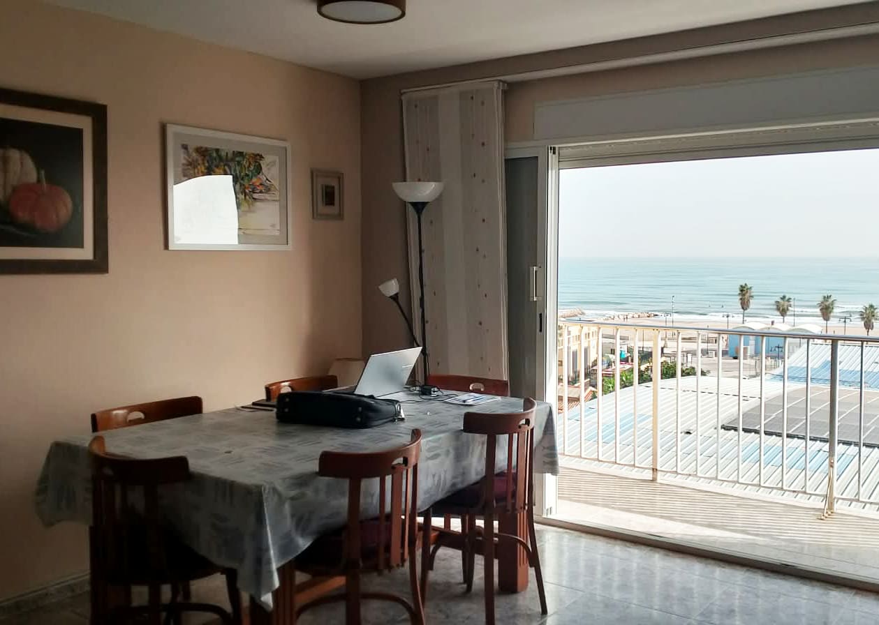 Mesa de comedor junto al balcón