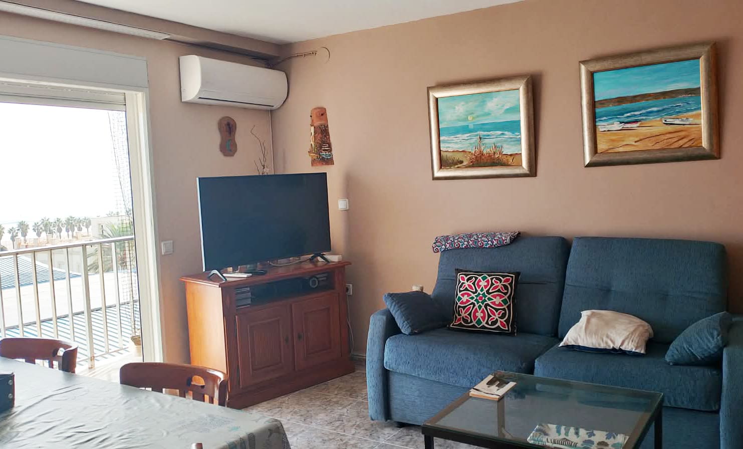 Salón con sofá y televisión