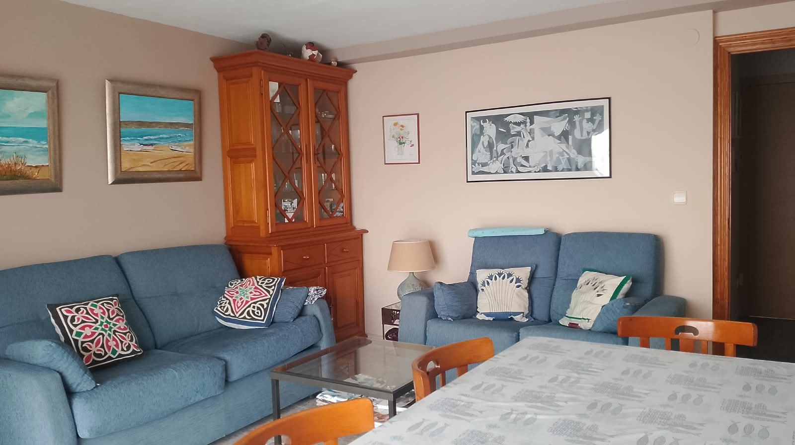 Salón con dos sofás