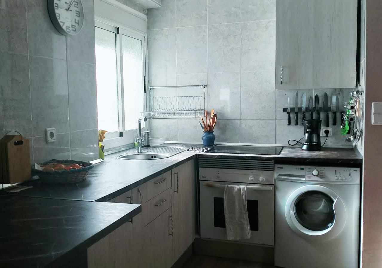 Cocina equipada con horno y lavadora