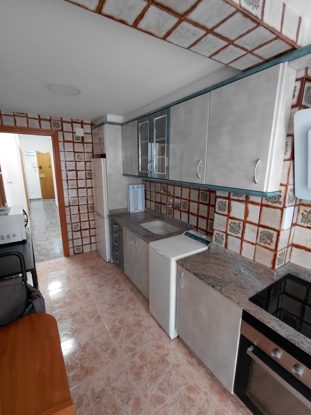 Cocina con horno y frigorífico
