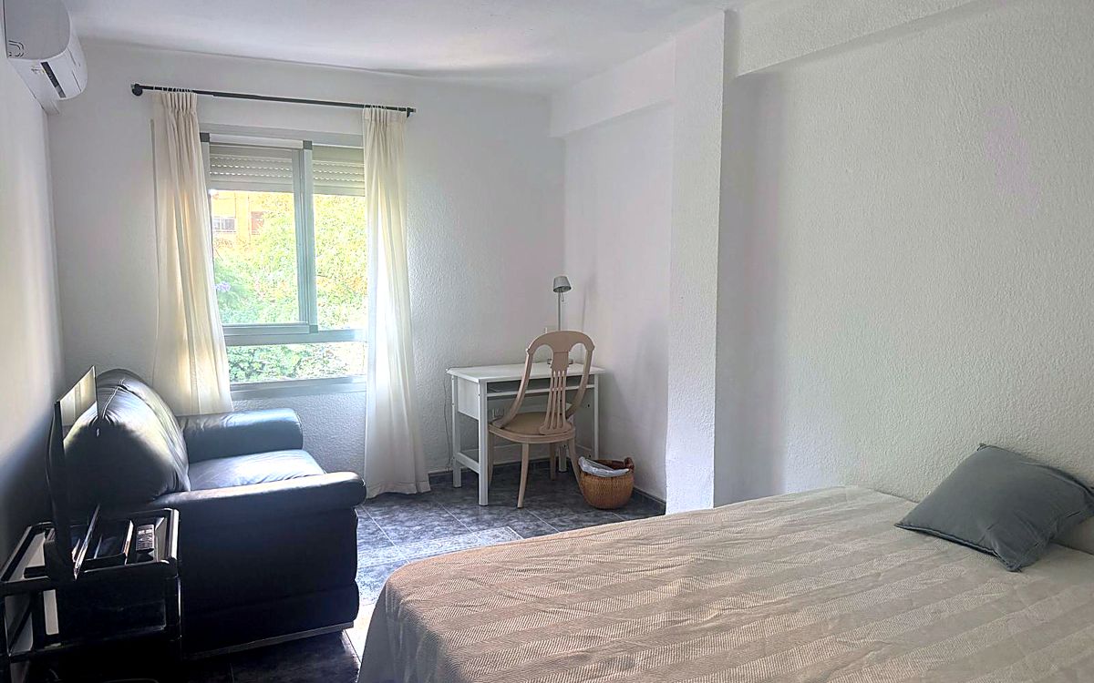 Habitación individual con sofá en Calle Poeta Mas y Ros, Valencia – foto 2