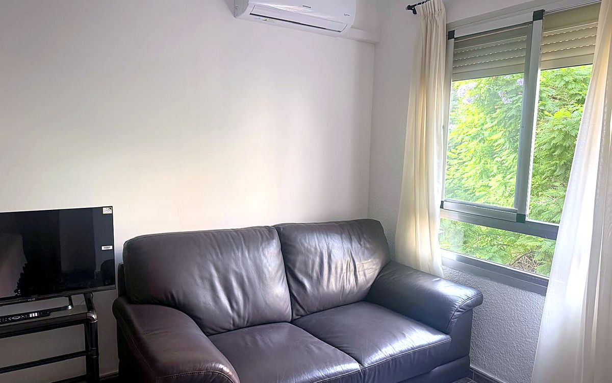 Habitación individual con sofá en Calle Poeta Mas y Ros, Valencia – foto 3