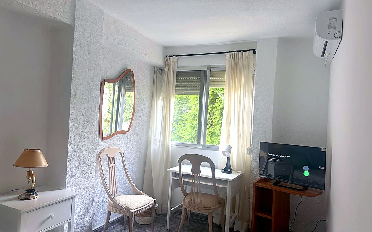 Habitación individual luminosa con escritorio en Calle Poeta Mas y Ros, Valencia – foto 1